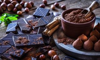 Har du en sød tand og elsker chokolade? Chokolade kommer i mange varianter, men hvilken en anses som værende et sundere alternativ? Få svaret på www.gobeauty.dk 🤎
-
#chokolade #sundevaner #sundlivsstil #kost #kostrådgivning #mørkchokolade #cravings