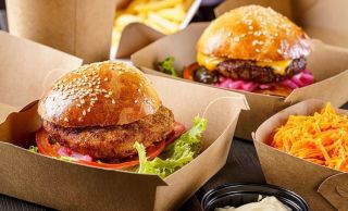 Hvilken fastfood er der flest kalorier i? 
Dovenskab eller trangen til fastfood opstår med jævne mellemrum og der er stor forskel på kalorieindtaget. Få svaret og overblikket på www.gobeauty.dk 
-
#fastfood #kalorier #sundhed #sundlivsstil #burger #sandwich #bagel #salat #vælgdinekampe #varieretkost