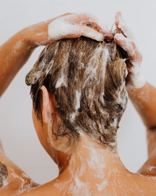 Har du hørt om husmoderrådet, hvor man vasker hår i eddike? 
Hvis ikke, så skulle du tage at læse vores artikel – og finde ud af hvorfor det skulle være sundt – find link i bio ✨