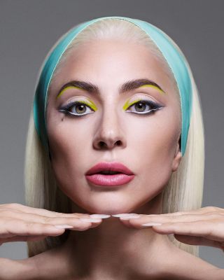NYHED!! 🩵💜🩷 HAUS LABS BY LADY GAGA lander eksklusivt hos @sephora i dag!! 

Hvis du er fan af Lady Gaga, så kender du måske allerede Haus Labs? Popikonet Lady Gaga er kendt for sin stil og evne til at skabe trends, og hun har formået at overføre kreativiteten til makeupverdenen med Haus Labs.

Lady Gaga har altid været fortaler for at være sig selv, og det er netop denne filosofi, der er kernen af Haus Labs. Mærket hylder nemlig selvkærlighed, diversitet og kreativitet, og det skinner igennem i alt fra de højteknologiske formler til de farverige emballager.

Haus Labs er et mærke, der ønsker at inspirere dig til at udtrykke dig selv gennem makeup. Det handler ikke kun om at skabe et smukt ydre men også om at fremhæve og fejre det indre. Med Haus Labs opfordrer Lady Gaga os alle til at omfavne vores unikke skønhed og være modige nok til at vise den frem.

🟣 Haus Labs er lig med clean beauty
Når du vælger produkter fra Haus Labs, vælger du clean beauty. Men hvad betyder det egentlig? Der findes ingen global standard for clean beauty, og derfor mener Haus Labs, at det er ekstra vigtigt at være transparent omkring, hvilke ingredienser der er i makeupprodukterne.

Haus Labs-produkterne er fremstillet med en kombination af både syntetiske og naturlige ingredienser. Mærket ved, at ikke alle naturlige ingredienser er gode, og ikke alle syntetiske ingredienser er skadelige. Og hver ingrediens er nøje udvalgt, så du også passer godt på din hud, når du bruger makeup fra Haus Labs.

Faktisk undgår mærket over 2.700 tvivlsomme ingredienser, der enten kan være skadelige eller bare er unødvendige. I stedet er fokus på at bruge ingredienser, der gavner huden. Gæret arnica, havalgeekstrakt, hyaluronsyre, peptider og vitamin A er bare nogle af de ingredienser, du kan finde i makeupprodukterne. Haus Labs er ovenikøbet cruelty-free, klinisk testet, vegansk og parfumefri. Med Haus Labs kan du derfor udtrykke din unikke skønhed, mens du også tager et bevidst valg om at passe på din hud.

Se, føl og prøv produkterne frai dag i Sephora butikkerne eller køb dem på www.sephora.dk 💄🫶🏻

#sephora #hauslabsbyladygaga #hauslabs #ladygaga #makeup #cleanbeauty #nyhed. REKLAME